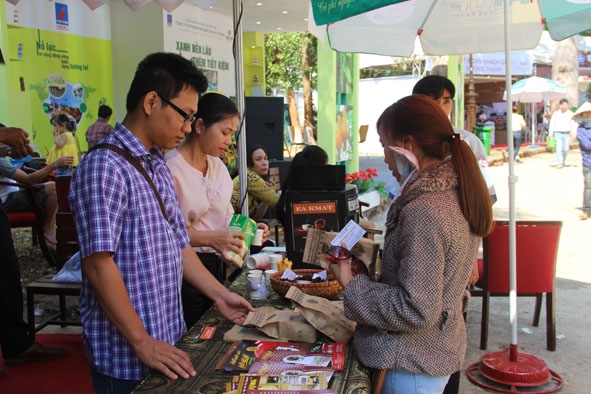 Du khách tìm hiểu về sản phẩm cà phê mang chỉ dẫn địa lý Cà phê Buôn Ma Thuột tại Lễ hội Cà phê Buôn Ma Thuột lần thứ 6 - 2017.  