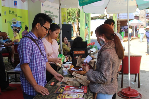 Du khách tìm hiểu về sản phẩm cà phê mang chỉ dẫn địa lý Cà phê Buôn Ma Thuột tại Lễ hội Cà phê Buôn Ma Thuột lần thứ 6 - 2017.  