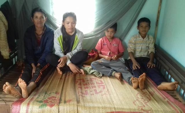 Mẹ con chị H'Wiêng trong ngôi nhà nhỏ của gia đình.