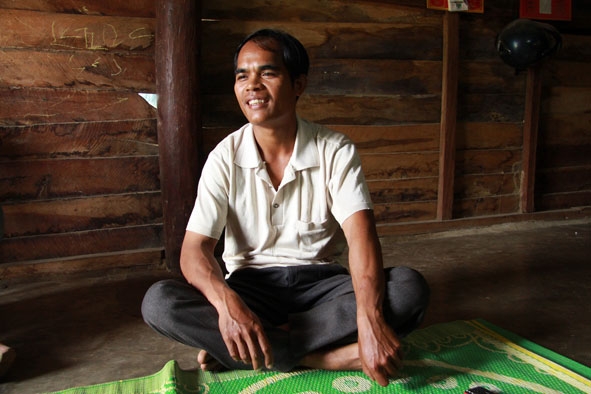 Anh Y Tương  kể chuyện  truy bắt tội phạm. 