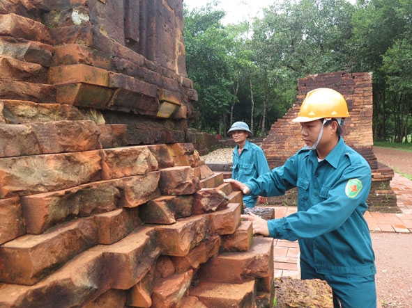 Nhân viên khu đền tháp Mỹ Sơn thường xuyên xếp gạch để tạm cố định cho những cụm tháp bị xuống cấp theo thời gian.  