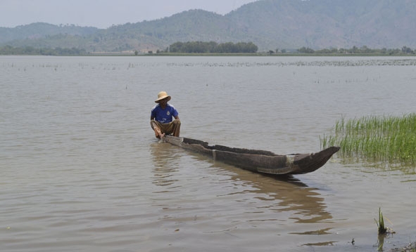 Rất ít người dân còn sử dụng thuyền độc mộc làm phương tiện di chuyển.   