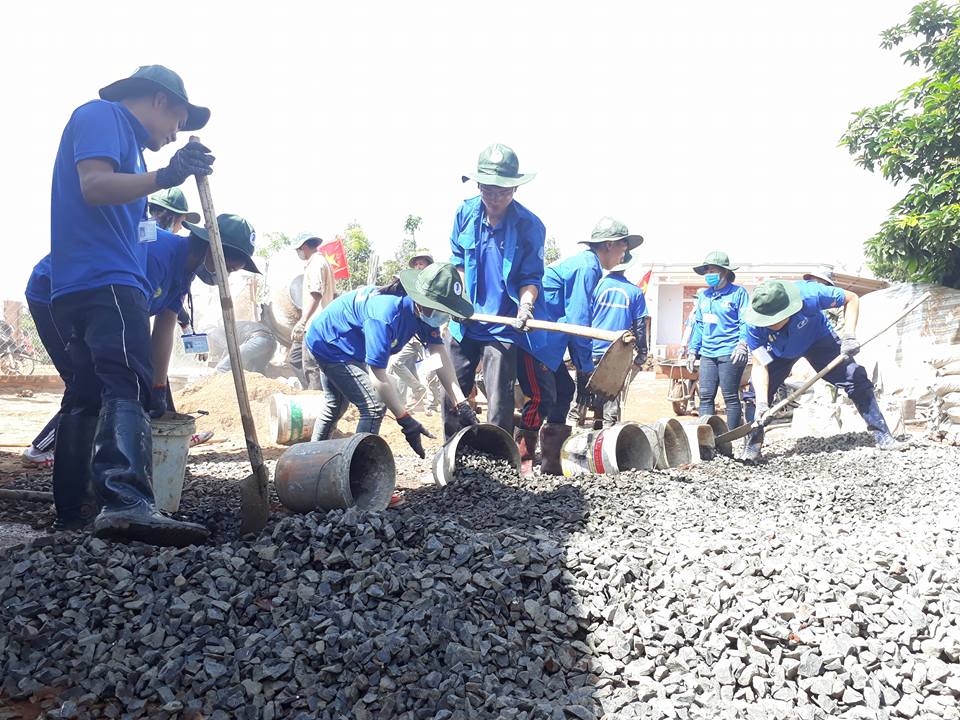 Thanh niên tình nguyện Mùa hè xanh tham gia làm đường giao thông nông thôn tại xã Tam Giang, huyện Krông Năng. 