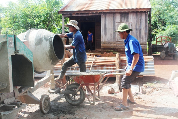 Tình nguyện viên tham gia làm đường tại buôn Kdun, xã Cư Êbur, TP. Buôn Ma Thuột.   