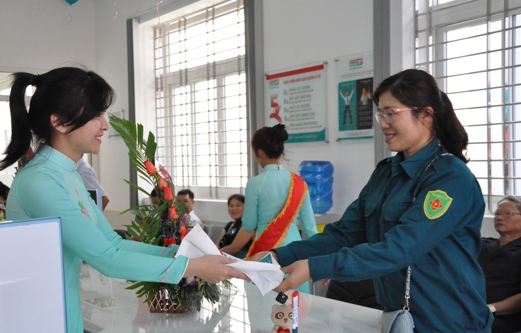 Khách hàng giao dịch tại Chi nhánh Ngân hàng TMCP Kiên Long thị xã Buôn Hồ. Ảnh minh họa