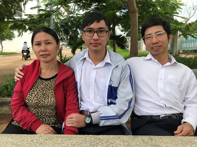 Em Võ Minh Ngọc cùng bố mẹ.