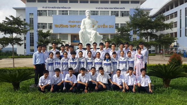 Tập thể lớp 12 Chuyên Toán năm học 2016-2017