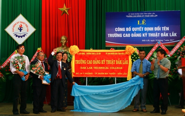 Các đồng chí lãnh đạo tỉnh trao Quyết định đổi tên trường cho lãnh đạo Trường Cao đẳng Kỹ thuật Đắk Lắk