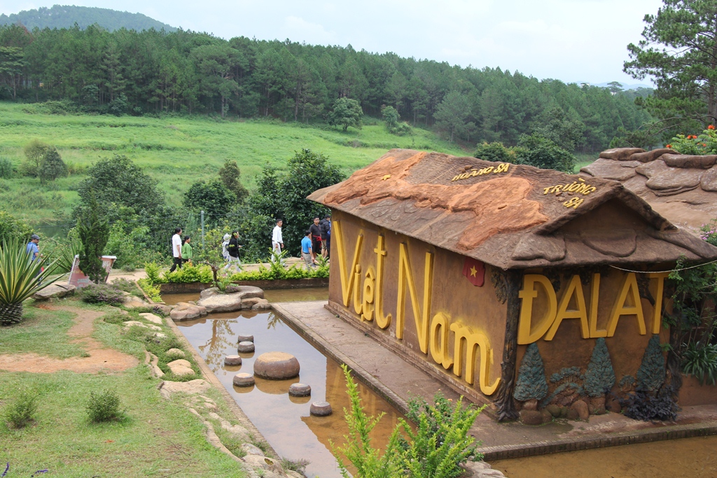 ngôi nhà đất đỏ bazan không nung có mái đắp nổi hình bản đồ Việt Nam đầu tiên và có diện tích lớn nhất