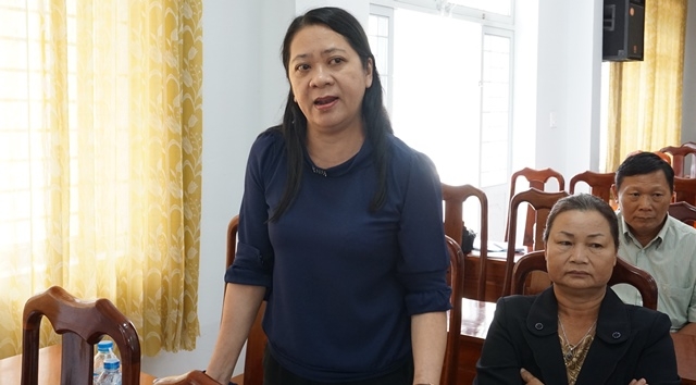 Phó Chủ tịch Liên đoàn Lao động tỉnh Võ Thị Hạnh đóng góp ý kiến trong phần thảo luận.