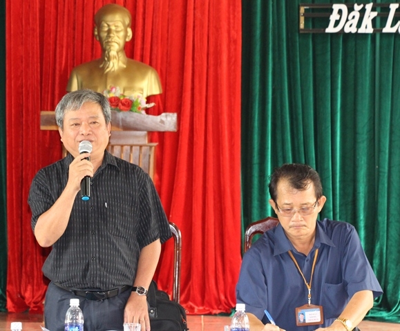 Ông Huỳnh Quốc Thích, Phó Giám đốc Sở Nông nghiệp và Phát triển nông thôn giải đáp các thắc mắc của các Trạm và định hướng ngành khuyến nông bám sát Đề án Tái cơ cấu ngành
