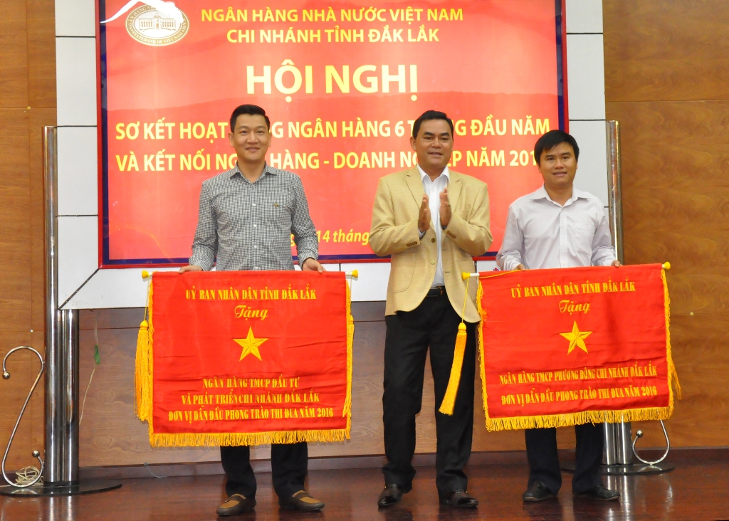 Phó Bí Thư Tỉnh ủy, Chủ tịch HĐND tỉnh chí Y Biêr Niê trao cờ thi đua của UBND tỉnh tặng 2 đơn vị dẫn đầu phong trào thi đua năm 2016