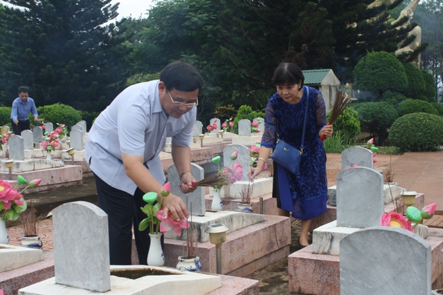 và thắp hương lên các phần mộ liệt sỹ.
