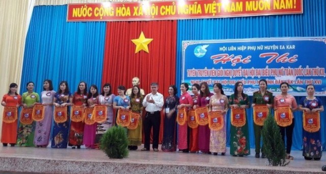 trao cờ.jpg