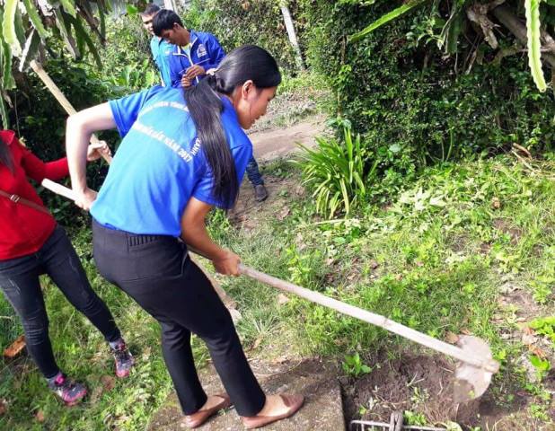 Đoàn viên thanh niên giúp Mẹ Việt Nam Anh hùng dọn dẹp nhà, vườn.