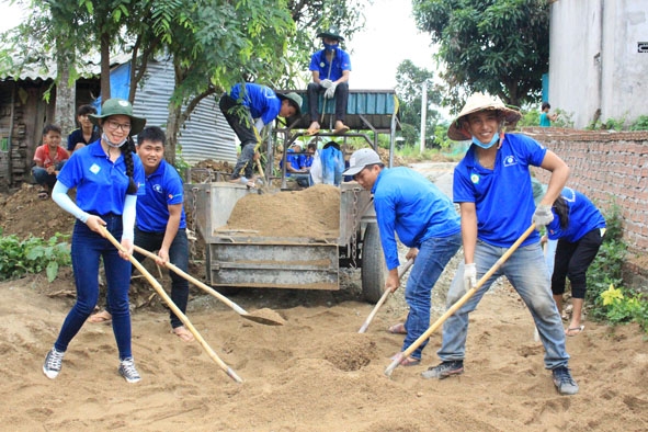 Lực lượng đoàn viên thanh niên tham gia làm đường giao thông nông thôn tại xã Ea Pil. 