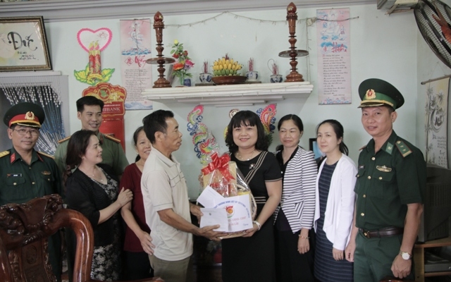 Đoàn công tác của tỉnh do đồng chí H'Yim  KĐoh làm Trưởng đoàn thăm tặng quà gia đình có công tiêu biểu ở huyện Ea Kar. Ảnh: N.Hoa
