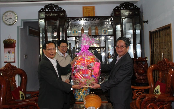 Lãnh đạo huyện M'Đrắk thăm hỏi, tặng quà gia đình thương binh nhân dịp Tết Nguyên đán. 