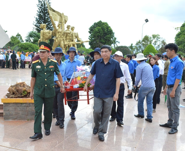 Ủy viên Trung ương Đảng,  Phó Bí thư Tỉnh ủy  Trần Quốc Cường (giữa)  và lãnh đạo Bộ CHQS tỉnh tiễn đưa  anh linh  Anh hùng Liệt sỹ.