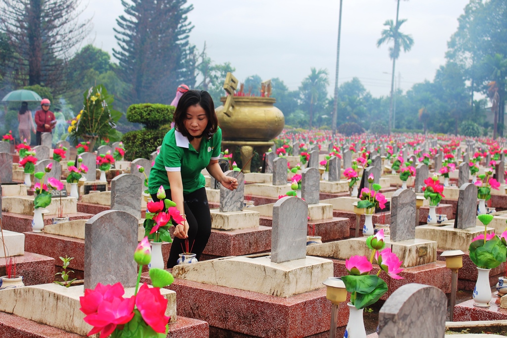 Lãnh đạo Hội LHPN tỉnh thắp hương tại các phần mộ liệt sỹ.