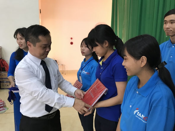 Lãnh đạo Công ty Cổ phần Hợp tác quốc tế Tanico tặng quà du học sinh Nhật Bản tại Lễ nhập học.   