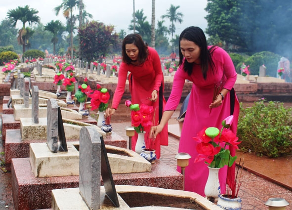 Thắp hương tưởng niệm các Anh hùng liệt sỹ .   Ảnh: Vân Anh