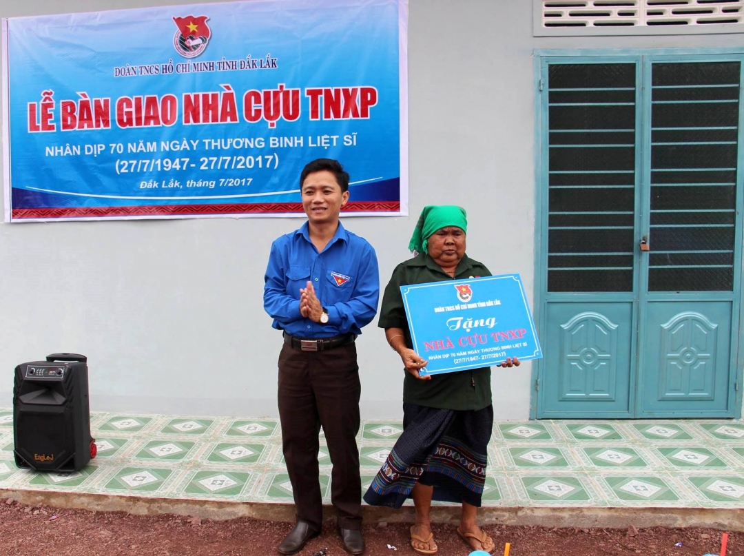 Đại diện Tỉnh Đoàn bàn giao nhà cho bà H'Duôn Hmok