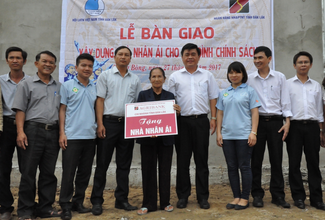 Bà Tăng Thị Cúc nhận bàn giao căn nhà