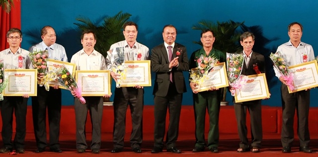 Đồng chí Êban Y Phu, Bí thư Tỉnh ủy  tặng Bằng khen cho các tập thể, cá nhân tiêu biểu.