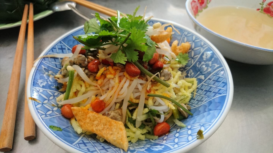 Tô cơm hến Huế ngày nay.