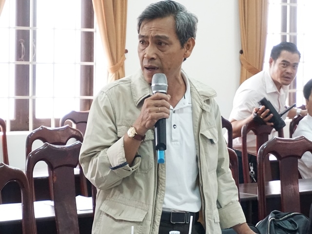 Nhà báo Phan Hòa, Phó Trưởng Văn phòng đại diện Báo Nhân dân tại Gia Lai đóng góp ý kiến tại Hội nghị.