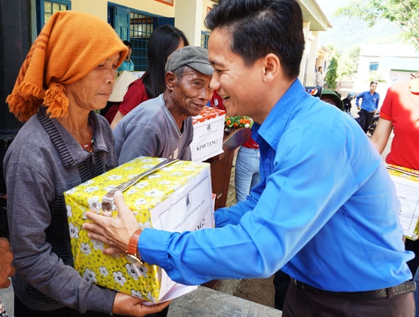 Phó Bí thư Thường trực Tỉnh Đoàn, Chủ tịch  Hội LHTNVN tỉnh  Võ Văn Dũng  trao quà  tặng các hộ gia đình chính sách.   