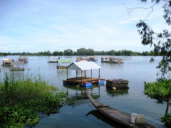 Khung cảnh thanh bình ở Búng Bình Thiên. 