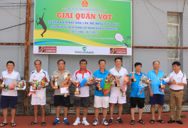 Ban Tổ chức trao giải tặng các vận động viên đạt giải ở môn quần vợt. 
