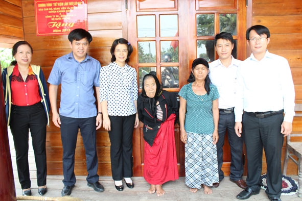Đồng chí Huỳnh Thị Chiến Hòa, Trưởng Ban Tuyên giáo Tỉnh ủy (thứ 3 từ trái sang) cùng lãnh đạo huyện Krông Bông đến thăm và tặng quà gia đình Anh hùng liệt sỹ Y Ơn Niê ở buôn Đắk Tuôr, xã Cư Pui.  Ảnh: Gia Kiệt