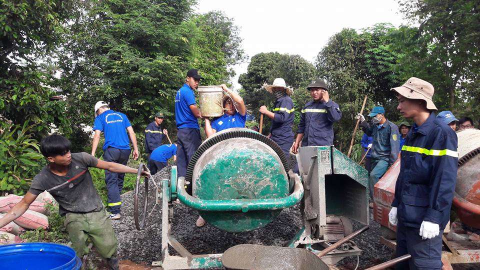 Thanh niên tình nguyện tham gia làm đường giao thông tại xã Tam Giang, huyện Krông Năng