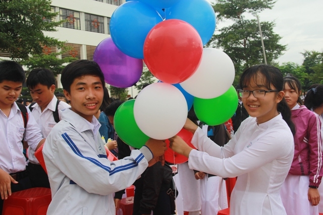 Học sinh Trường THPT Chuyên Nguyễn Du háo hức trong ngày khai giảng năm học mới 2016-2017.