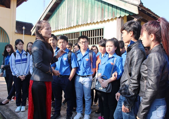 Đoàn viên thanh niên tham quan di tích lịch sử Nhà đày Buôn Ma Thuột.   Ảnh: V. Anh