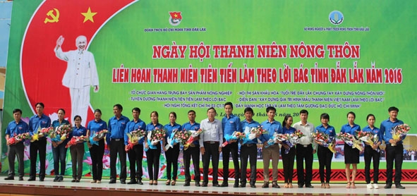Đoàn viên thanh niên các tổ chức cơ sở Đoàn tham gia Ngày hội thanh niên nông thôn năm 2016.   Ảnh: V. Anh