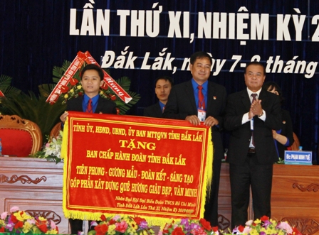 Bí thư Tỉnh ủy Êban Y Phu tặng 