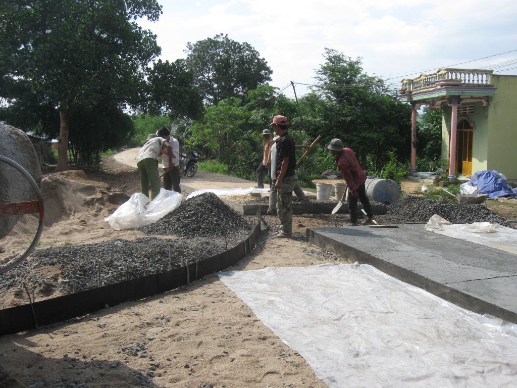 Thi công một công trình giao thông nông thôn tại xã Hòa Phong, huyện Krông Bông