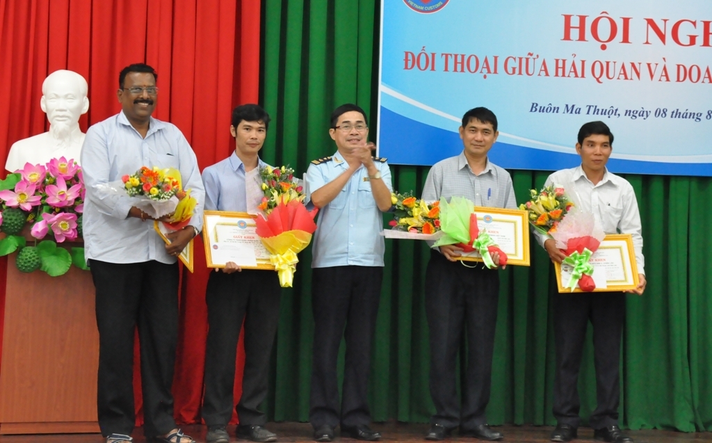 Lãnh đạo Cục Hải quan Đắk Lắk tặng Giấy khen cho 4 DN