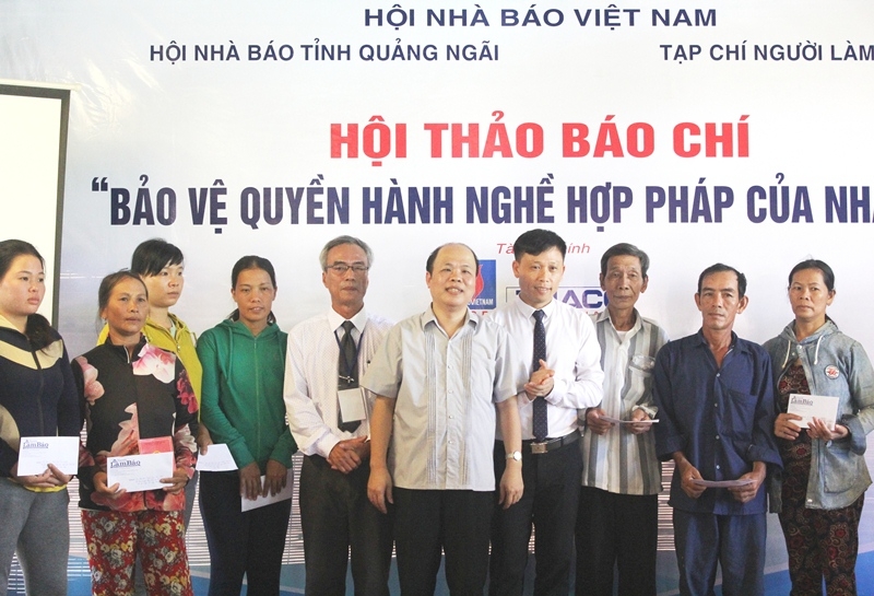Ban tổ chức trao quà tặngcác cư dân nghèo