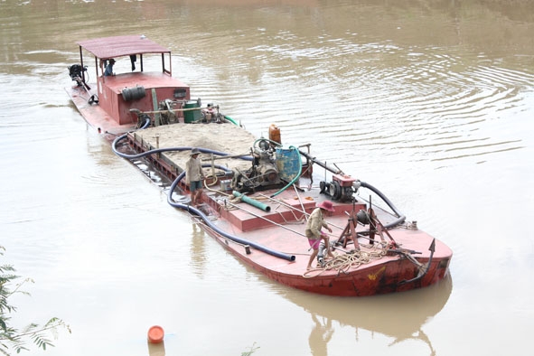 Một tàu hút cát trên sông Krông Ana.  