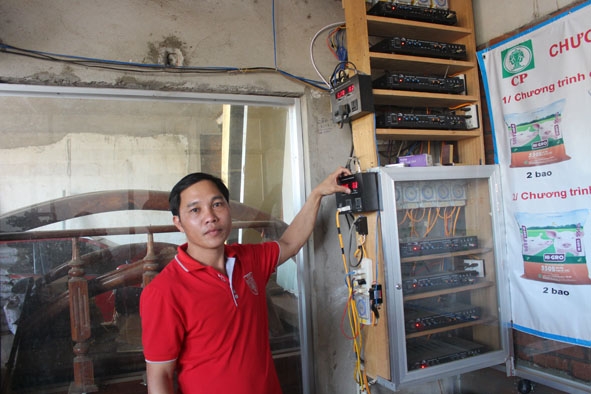 Anh Nguyễn Đình Chung (huyện Ea Kar) giới thiệu hệ thống âm thanh để dẫn dụ chim yến đến cư ngụ và làm tổ.   