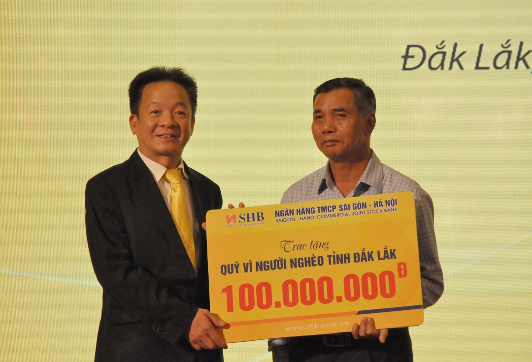 Chủ tịch HĐQT SHB Đỗ Quang Hiển trao 100 triệu đồng tặng Quỹ vì người nghèo tỉnh