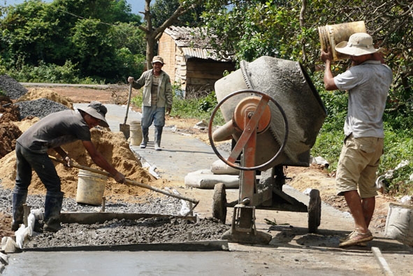 Người dân thôn 1, xã Hòa Thành, Krông Bông tham gia làm đường giao thông nội thôn. 