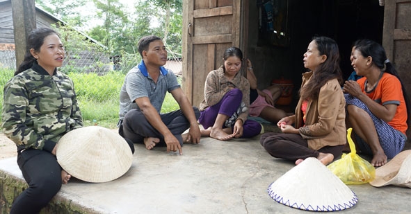 Anh Y Têm Bdap tuyên truyền về Nghị định 39 cho bà con trong buôn.  