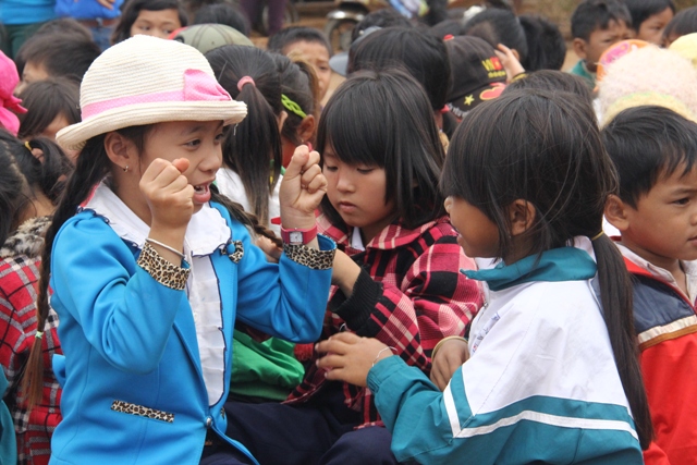 Học sinh tiểu học huyện Ea H'leo tham gia các trò chơi dân gian, qua đó tăng cường khả năng giao tiếp tiếng Việt. 