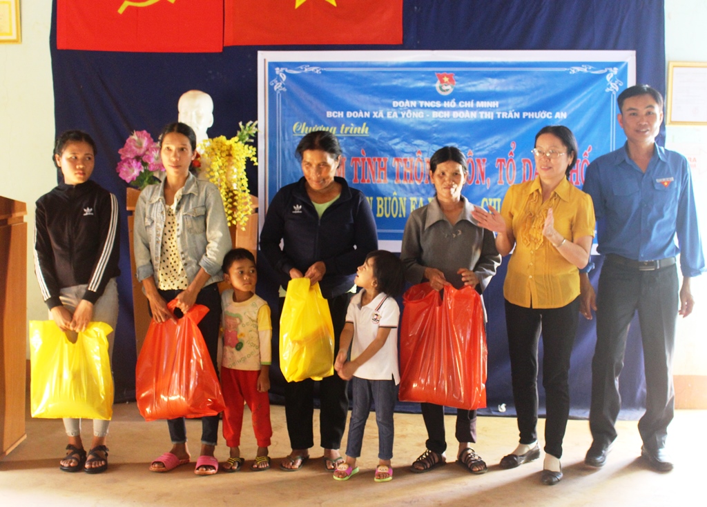 Đại diện Đoàn xã Ea Yông tặng quà cho các gia đình có hoàn cảnh khó khăn